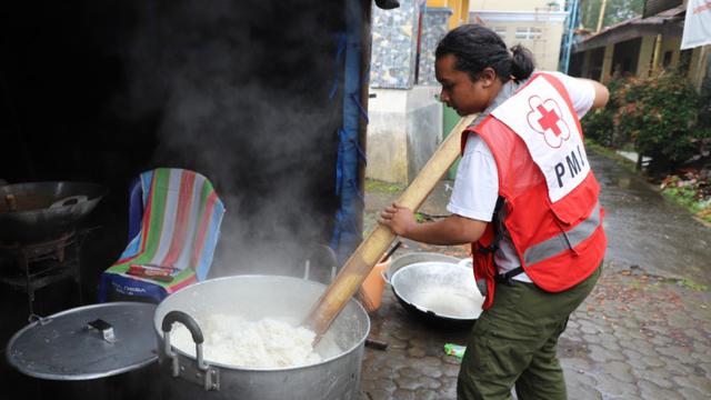 Relawan dari PMI Memasak nasi di dapur umum pos utama APG Gunung Semeru untuk memenuhin kebutuhan para pengungsi (Istimewa)