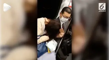 Seorang pria memukul kepala wanita yang tertidur pulas saat di bus. Sang pria merasa wanita tersebut rusuh sampai bersandar di bahunya.