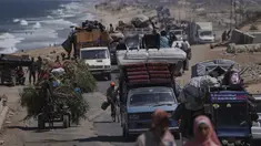 Pengungsi Palestina bergerak meninggalkan bagian utara dengan membawa barang-barang mereka sepanjang jalan pesisir menuju selatan Gaza, Selasa 9 September 2025. (AP Photo/Jehad Alshrafi)