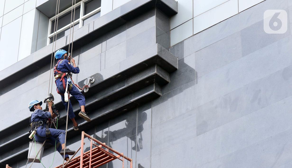 Aktivitas pekerja ketinggian di salah satu bagian gedung Pengadilan Negeri Jakarta Pusat, Rabu (18/11/2020). Kemenaker terus melakukan berbagai upaya menekan angka kecelakaan kerja, diantaranya peningkatan regulasi dan budaya Kesehatan dan Keselamatan Kerja (K3). (Liputan6.com/Helmi Fithriansyah)