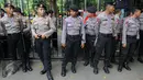 Personel kepolisian bersiaga di depan Gedung Kementerian Pertanian, Jakarta, Selasa (3/1). Sedikitnya 2.500 personel kepolisian mengamankan jalannya sidang dugaan penodaan agama dengan terdakwa Basuki Tjahaja Purnama (Ahok). (Liputan6.com/Helmi Afandi)