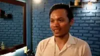 Jumlah pelanggannya Jumadi meningkat setelah mencukur rambut Jokowi.