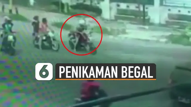 Beredar video cctv seorang pengendara motor dibegal dan ditikam saat berhenti di lampu merah.