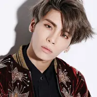 Sudah tak diragukan lagi kemampuan falsetto dari mendiang Jonghyun SHINNe. Kemampuan falsetto-nya terlihat di lagu Moon, Suit Up, dan Le Me Out. (Foto: soompi.com)