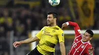Duel pemain Dortmund, Sokratis (kiri) dan pemain Bayern, James Rodriguez pada lanjutan Bundesliga di Signal Iduna Park, Dortmund, (4/11/2017). Bayern menang 3-1. (AP/Martin Meissner)