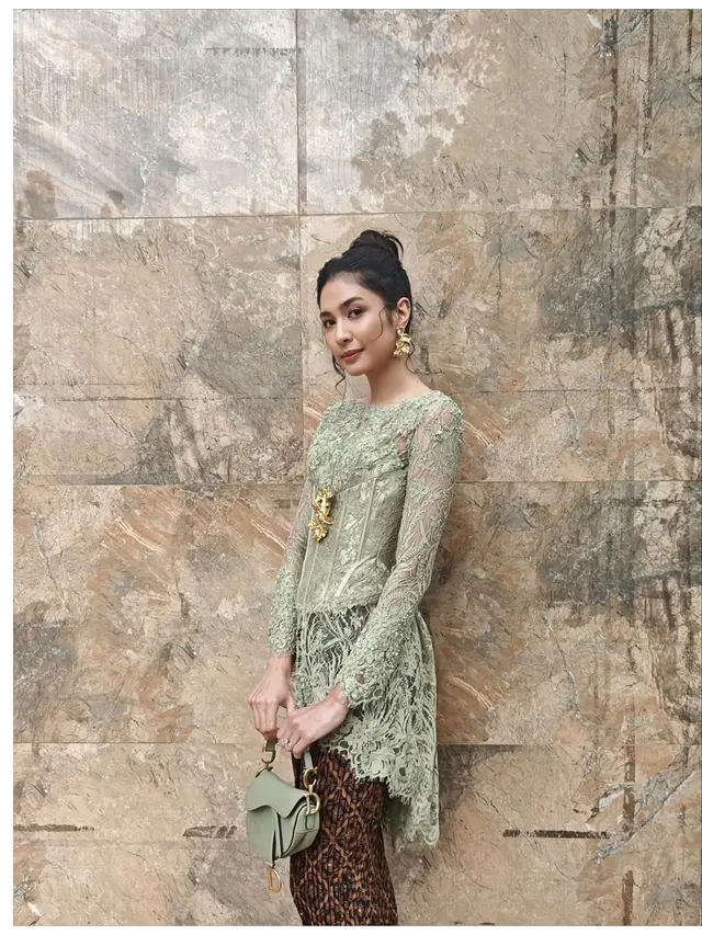 6 Potret Kebaya Mikha Tambayong di Nikahan Saudara, Sarimbit dengan Deva Mahenra
