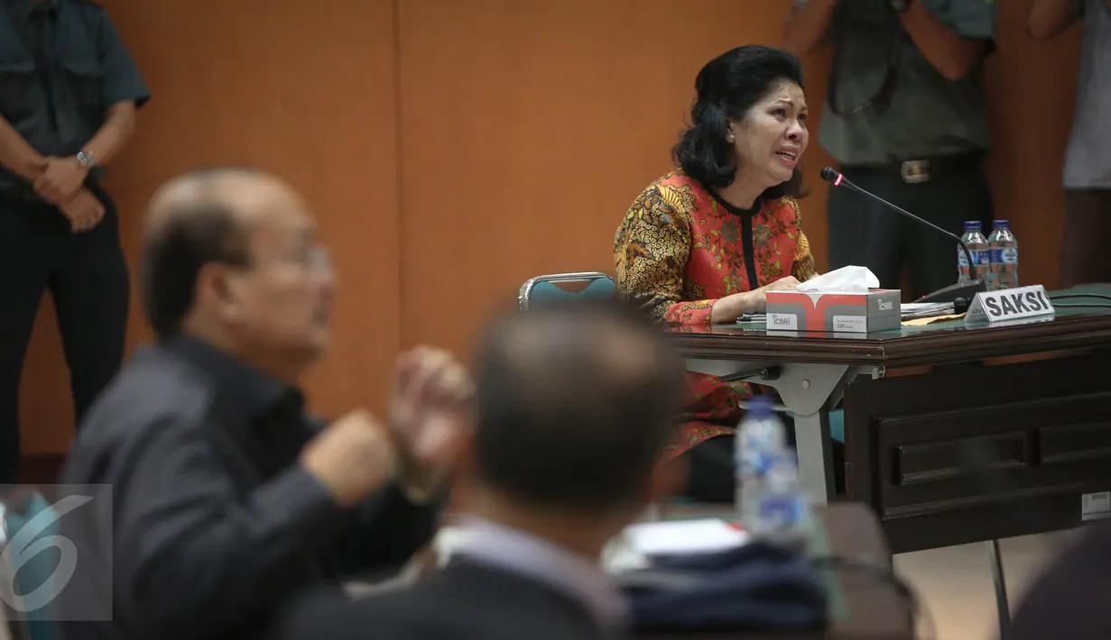 Elfida Pangaribuan menangis saat hadir bersaksi membela suaminya, hakim Pangeran Napitupulu dalam persidangan di Majelis Kehormatan Hakim (MKH), Jakarta, (4/1). Napitupulu meminta jangan dipecat karena sedang sakit jantung. (Liputan6.com/Faizal Fanani)