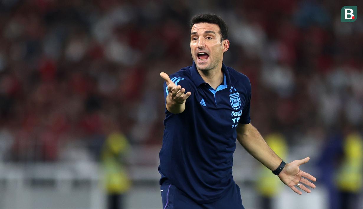 Reaksi pelatih kepala Argentina, Lionel Scaloni saat laga FIFA Matchday antara Timnas Indonesia melawan Argentina yang berlangsung di Stadion Utama Gelora Bung Karno (SUGBK), Senayan, Jakarta, Senin (19/06/2023). (Bola.com/Bagaskara Lazuardi)