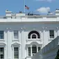 Pemandangan bendera setengah tiang di Gedung Putih, Washington DC, sebagai tanda berduka atas penembakan brutal klub gay Pulse di Kota Orlando, Florida, Amerika Serikat (AS), Minggu (12/6). (AFP PHOTO/Yuri GRIPAS)