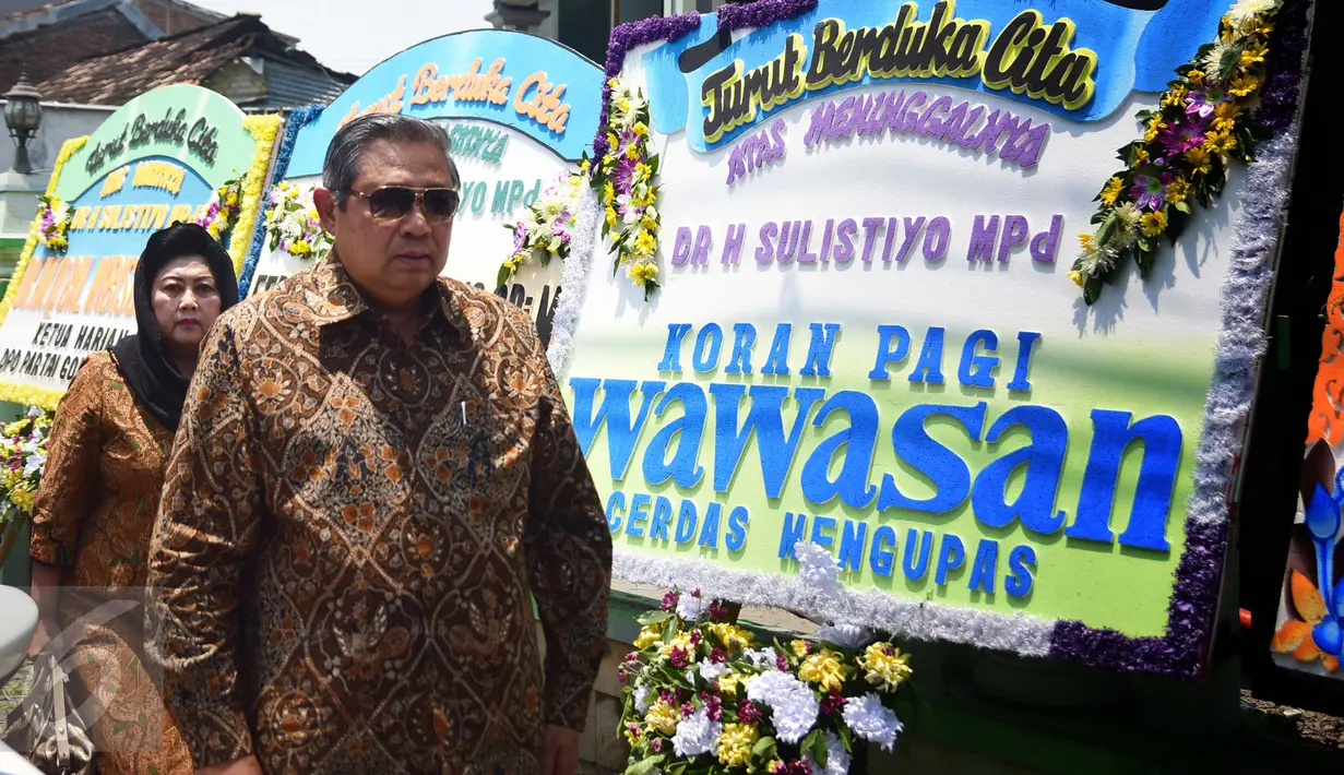 Mantan Presiden Republik Indonesia Susilo Bambang Yudhoyono beserta Ani Yudhoyono saat menghadiri pemakaman ketua umum PGRI Jateng Sulistyo di Semarang, Selasa (15/4). Kedatangan SBY beserta keluarga disambut meriah oleh para pelayat lainnya. (Gholib)