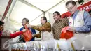 Mendag, Rachmat Gobel (kedua kanan) melayani pembeli dalam Pasar Murah di Kemendag, Jakarta, Kamis (25/6/2015). Pasar murah juga ada di 12 kelurahan Jakarta Pusat, yakni Gambir, Cikini, Kwitang, Kebon Sirih, dll. (Liputan6.com/Faizal Fanani)