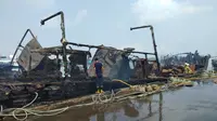 Pemadaman kapal terbakar di Pelabuhan Muara Baru, Jakarta. (Liputan6.com/ Ady Anugrahadi)