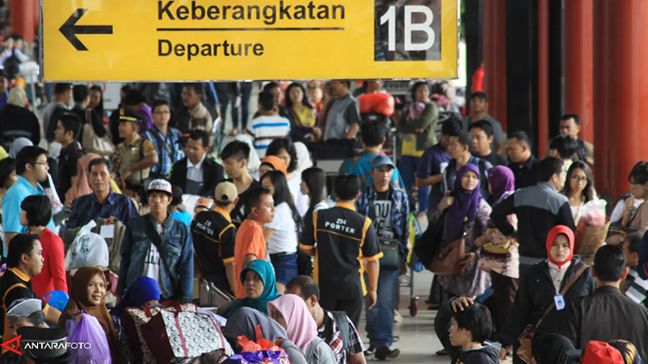 penumpang-pesawat-bandara-131227b.jpg