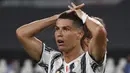 Striker Juventus, Cristiano Ronaldo tampak kecewa usai gagal memanfaatkan peluang dalam laga leg kedua Babak 16 Besar Liga Champions 2019/20 melawan Lyon di Allianz Stadium, Turin, Jumat (7/8/2020). (AP Photo/Antonio Calanni)