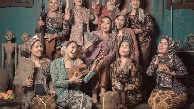 6 Gaya Pemotretan Geng Kepompong Pakai Baju Jawa Ini Curi Perhatian, Kompak Banget