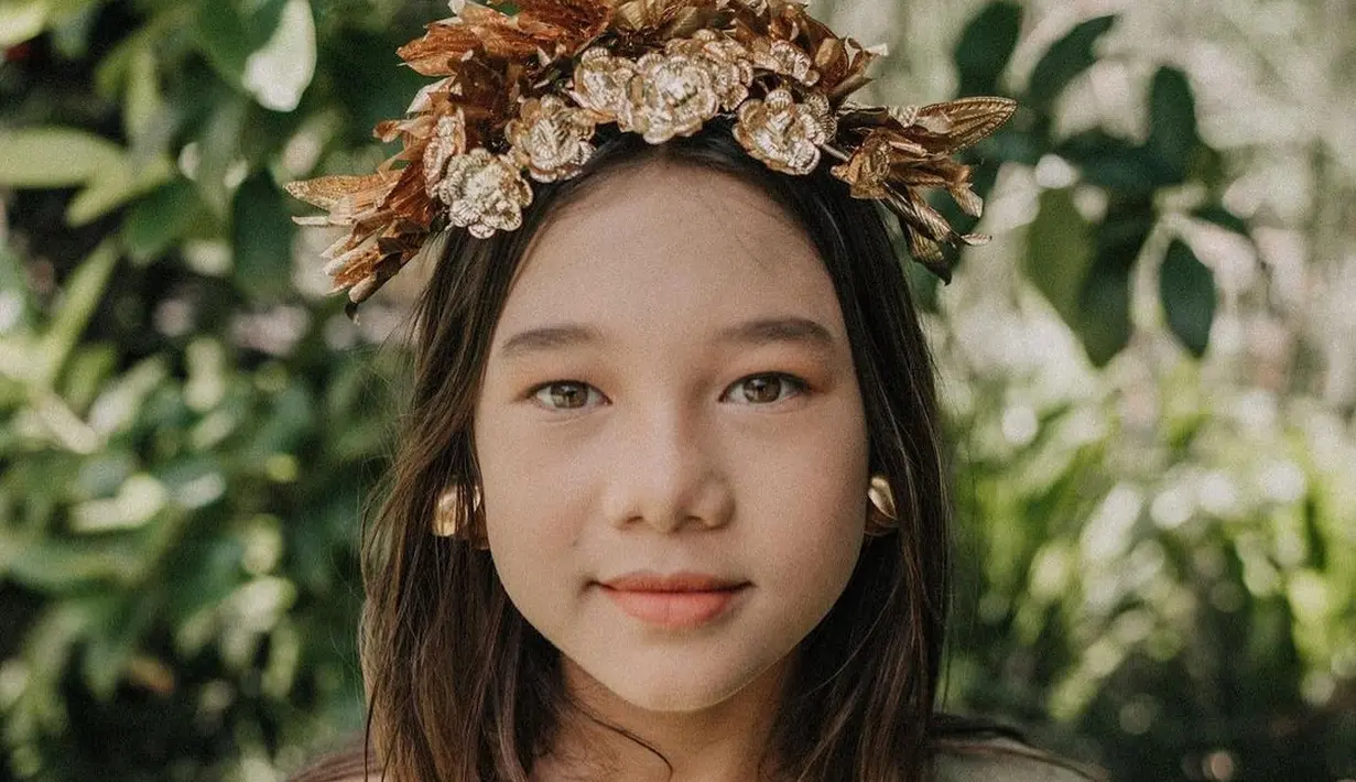 Jennifer Bachdim tampil serasi dengan si sulung Kiyomi mengenakan hiasan kepala emas khas Bali. @jenniferbachdim.