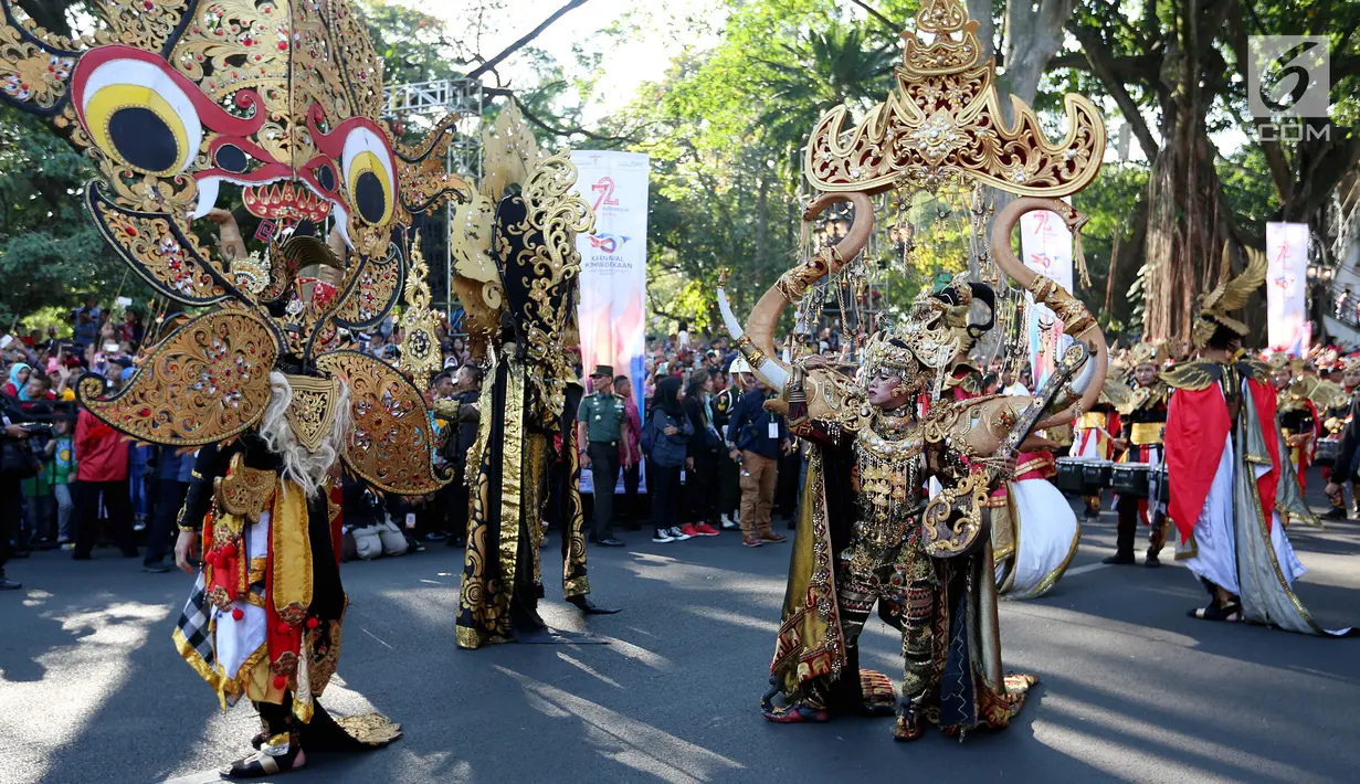 Peserta mengikuti parade Karnaval Kemerdekaan Pesona Parahyangan dalam rangka puncak peringatan HUT ke-72 Kemerdekaan RI di Bandung, Sabtu (26/8). Karnaval ini menghadirkan ribuan manusia dengan menggunakan pakaian adat. (Liputan6.com/Johan Tallo)