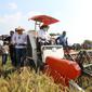 Menteri Pertanian Syahrul Yasin Limpo melakukan kunjungan kerja dalam rangka panen padi di Desa  Karang Tumaritis, Kecamatan Haurgeulis, Kabupaten Indramayu. (Dok Kementan)