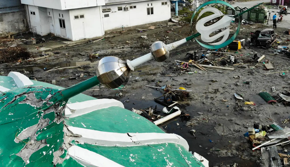 Kondisi kubah Masjid Raya Baiturrahman yang runtuh setelah gempa bumi dan tsunami menghantam Palu di Sulawesi Tengah, Rabu (3/10). Kubah dan beberapa dinding masjid roboh akibat guncangan gempa dahsyat. (AFP PHOTO / JEWEL SAMAD)