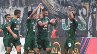 Pemain PSS Sleman merayakan gol ke gawang Tira Persikabo yang dicetak oleh Kushedya Hari Yudo (kanan) di Stadion Maguwoharjo, Minggu (22/12/2019). (Bola.com/Vincentius Atmaja)