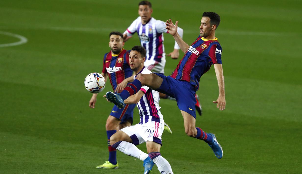 Gelandang Barcelona, Sergio Busquets, mengontrol bola saat melawan Real Valladolid pada laga Liga Spanyol di Stadion Camp Nou, Selasa (6/4/2021). Barcelona menang dengan skor 1-0. (AP Photo/Joan Monfort)