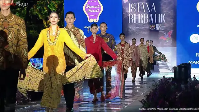 RI-1 Jokowi Dan Menteri Turun di Catwalk Istana Berbatik
