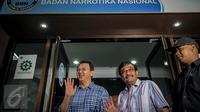 Bacagub dan Wakil bacagub DKI Jakarta, Basuki Tjahaja Purnama dan Djarot Saiful Hidayat tiba di Gedung BNN, Jakarta, Minggu (25/9). Ahok-Djarot akan mengikuti tes narkotika sebagai salah satu syarat maju di Pilgub DKI 2017. (Liputan6.com/Faizal Fanani)