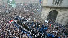 Ribuan fans menyambut pemain Juventus saat parade perayaan keberhasilan meraih trofi Serie A di Turin, Italia, (19/5/2018). Trofi tersebut adalah gelar Seri A ketujuh. (Alessandro Di Marco/ANSA via AP)