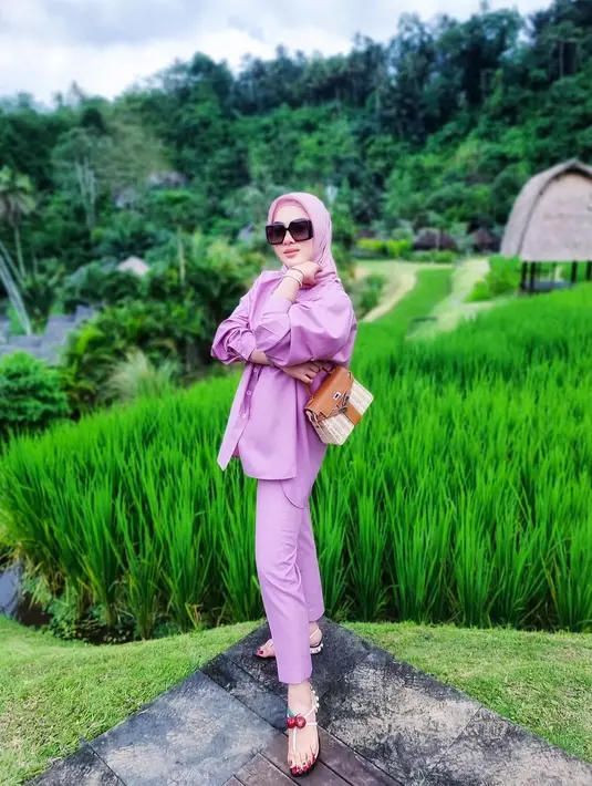 Di sini terlihat Syahrini membawa tas Hermes Kelly miliknya yang Limited Edition 20 Fauve Picnic Barenia Natural PHW. Tas ini ditaksir memiliki harga sekitar Rp1.197.700.000. Foto: Instagram.