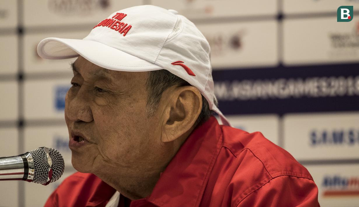 Atlet bridge Indonesia, Bambang Hartono, memberikan keterangan pers di JiExpo Kemayoran, Jakarta, Rabu (22/8/2018). Orang terkaya Indonesia itu optimis mampu sumbang medali emas Asian Games. (Bola.com/Vitalis Yogi Trisna)