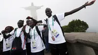  Sebagian anggota Tim Pengungsi Olimpiade 2016 berfoto di depan Patung Kristus Raja (Kai Pfaffenbach/Reuters)