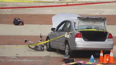 Sebuah mobil yang digunakan oleh pelaku penyerangan berada di luar Watts Hall, Ohio State University, Senin (28/11). Sedikitnya 11 orang cedera setelah seorang pria menyerang dengan mobil dan pisau. (Courtesy of Mason Swires/thelantern.com/via REUTERS)