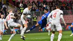 Pemain Bosnia and Herzegovina Smail Prevljak (tengah) bertarung memperebutkan bola dengan pemain Islandia Daniel Leo Gretarsson (kedua kiri) pada pertandingan sepak bola Grup J Kualifikasi Euro 2024 di Stadion Bilino Polje, Zenica, Bosnia and Herzegovina, Kamis (23/3/2023). (ELVIS BARUKCIC/AFP)
