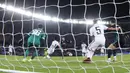 Striker Real Madrid, Gareth Bale, mencetak gol ke gawang Al-Jazira pada laga semifinal Piala Dunia Antarklub 2017 di Stadion Zayed Sport City, Rabu (13/12/2017). Real Madrid menang 2-1 atas Al-Jazira. (AP/Hassan Ammar)