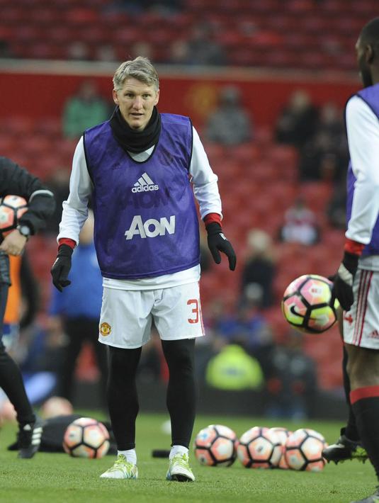 Banyak klub yang tertarik untuk membeli Bastian Schweinsteiger, klub MLS, raksasa Italia, AC Milan juga meminati service gelandang kelas dunia itu. Hanya saja, gajinya berkisar 200.000 pound mungkin akan sulit dipenuhi. (AP Photo/Rui Vieira)