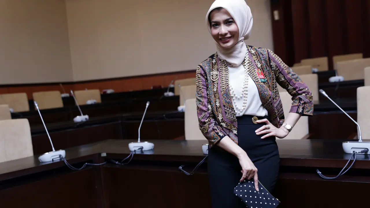 Batik membuat Arzetti Bilbina merasa percaya diri. (Adrian Putra/bintang.com)