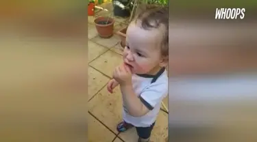 Ekspresi sang bocah tak seperti anak kecil yang sedang makan permen.