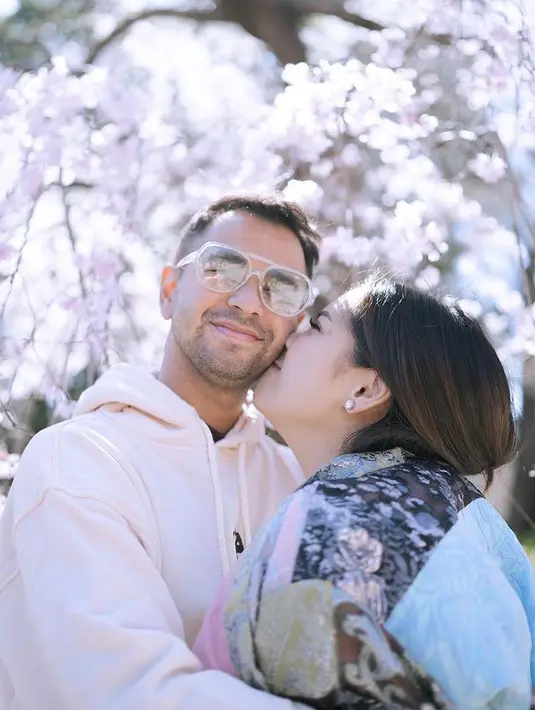 Tidak hanya membagikan potret mesra, unggahan berikutnya membagikan momen bersama dengan dua anaknya, Rafathar dan Cipung. [Instagram/raffinagita1717]
