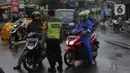Pengendara motor menanyakan arah kepada polisi saat penutupan jalan KH Hasyim Ashari, Kota Tangerang, Banten, Sabtu (16/7/2022). Akibat banjir yang merendam kawasan tersebut membuat petugas harus menutup jalur dan memutarbalikan para pengendara yang melintas. (Liputan6.com/Angga Yuniar)