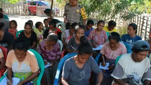 Brigade Polisi Kresna Ola saat mengajar membaca dan menulis warga di wilayah perbatasan RI-Timor Leste