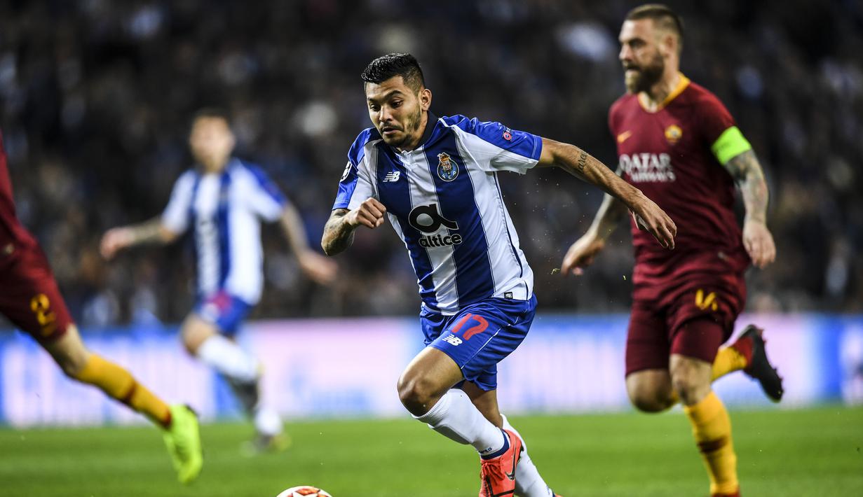 Aksi Jesus Corona pada leg kedua, babak 16 Liga Champions yang berlangsung di Stadion Do Dragao, Porto, Kamis (7/3). AS Roma kalah 1-3 kontra Porto (AFP/Miguel Riopa)