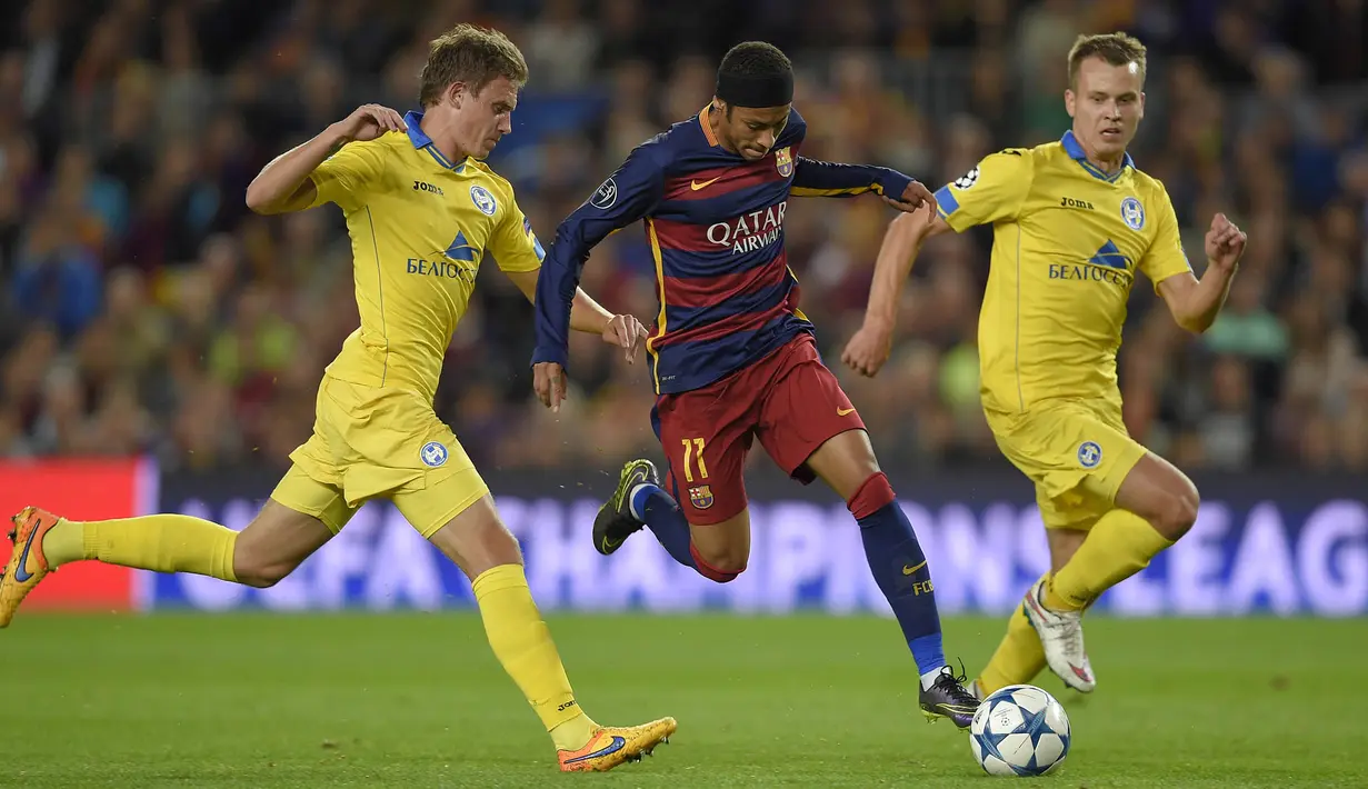 Penyerang Barcelona, Neymar berusaha lepas dari hadangan pemain Bate Borisov pada laga Liga Champions di Stadion Camp Nou, Spanyol, Rabu (4/11/2015). (AFP Photo/Lluis Gene)
