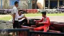 M Fadli Imammudin memberikan teknik balap pada anak didiknya di Sentul Internasional Karting Sirkuit, Bogor, Rabu (23/2). Hari-hari M. Fadli pun tetap sibuk, mengajar para pebalap junior salah satunya. (Liputan6.com/Helmi Fithriansyah)