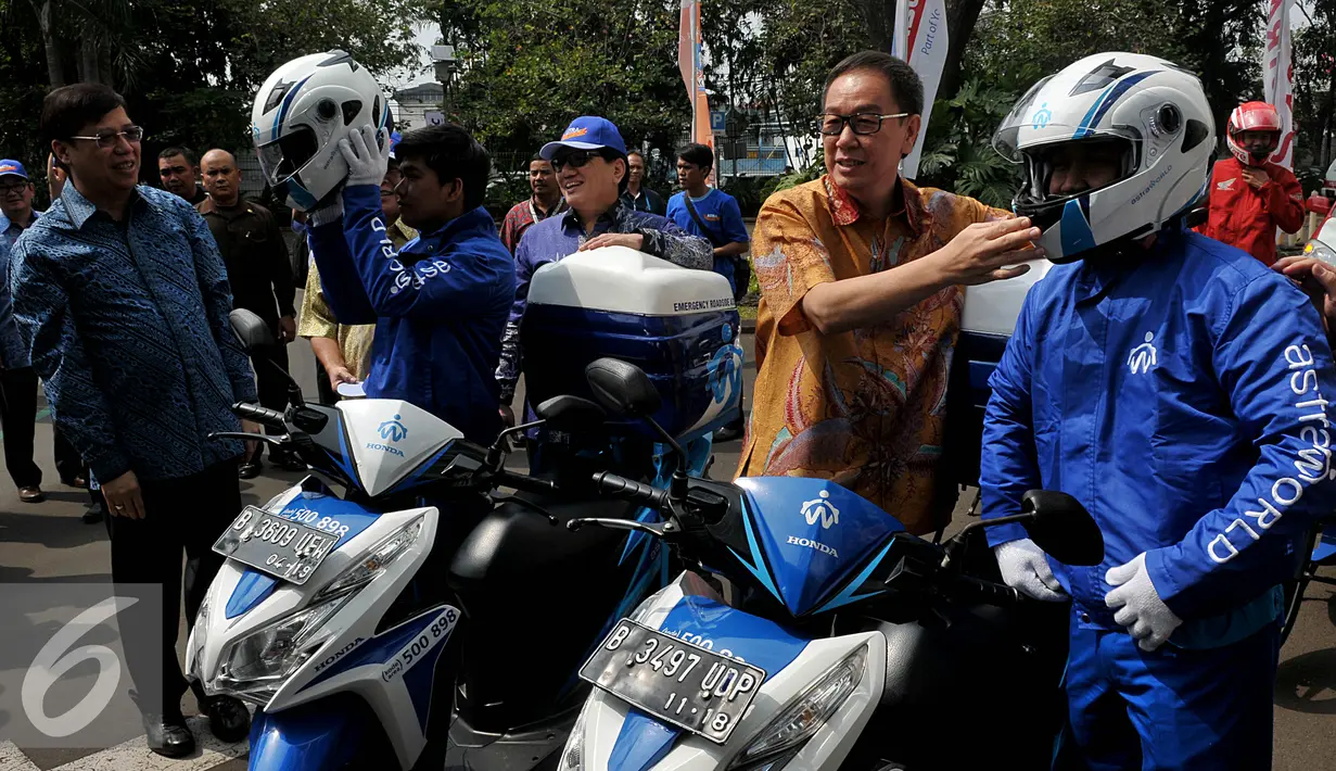 Presiden Direktur Prijono Sugiarto (tengah) memastikan kesiapan tim layanan mudik Astra Holiday Campaign (AHC) 2015, Jakarta, Jumat (10/7/2015). Program ini berlangsung pada 13-22 Juli 2015 di sepanjang jalur mudik Jawa-Bali. (Liputan6.com/Johan Tallo)