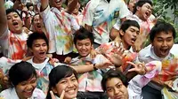 Sejumlah siswa SMA Negeri 1 Medan mencoret baju seragam sekolah mereka sebagai bentuk kegembiraan usai melaksanakan Ujian Nasional, di Medan, Jumat (26/3). (Antara)