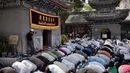 Umat muslim Cina melaksanakan salat Idul Fitri di masjid Niujie, Beijing, 26 Juni 2017. Umat muslim di berbagai penjuru dunia merayakan Idul Fitri, yang menandai berakhirnya bulan suci Ramadan. (AFP PHOTO / Nicolas ASFOURI)