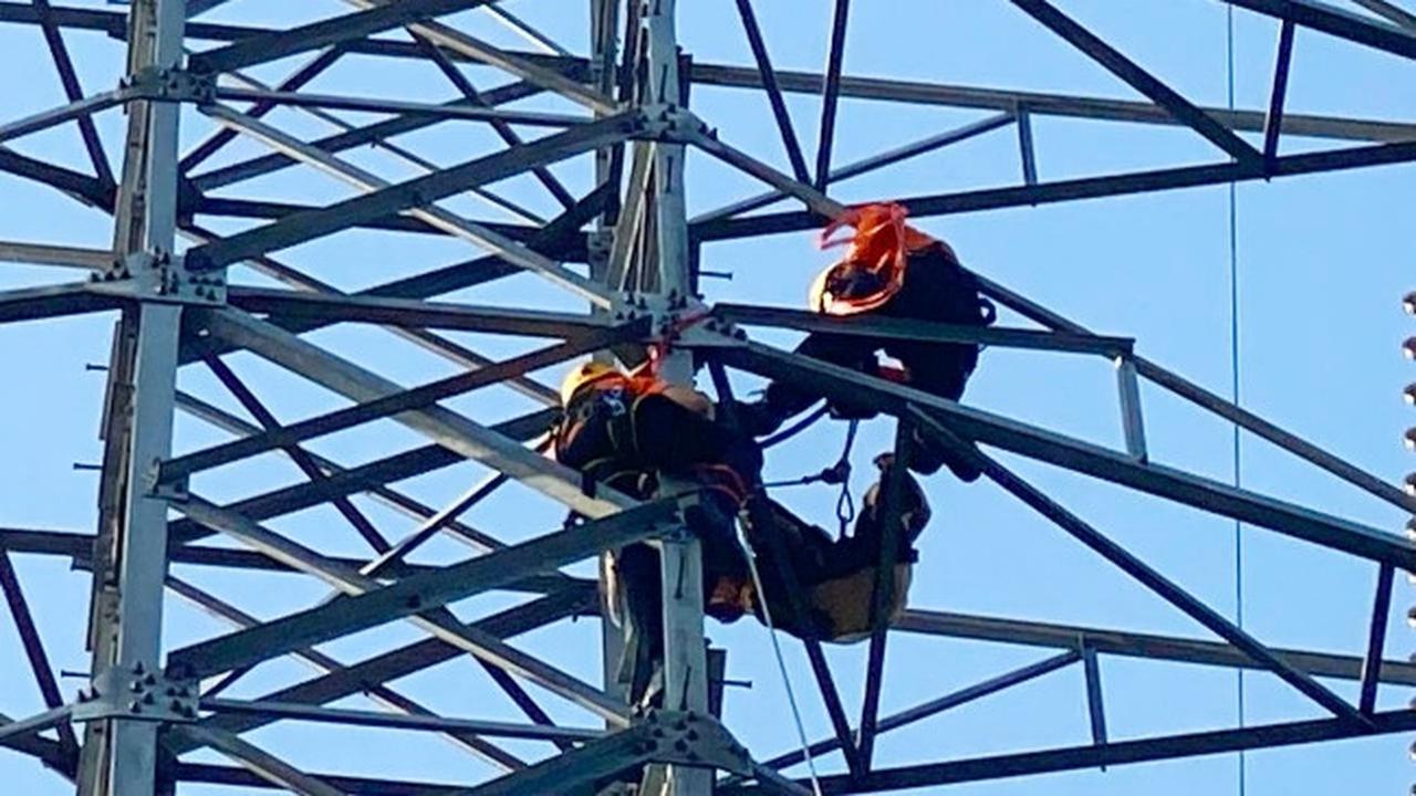 Petugas Basarnas Pekanbaru mengevakuasi orang dengan gangguan jiwa yang memanjat tower di Pekanbaru.