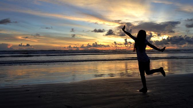 Warna Langit Sunset di Pantai  Bengkulu Seperti Suasana 