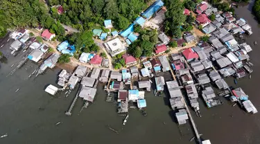 Foto udara yang diambil pada tanggal 18 September 2023 ini menunjukkan desa Monggak di Pulau Rempang. (Bay Ismoyo/AFP)