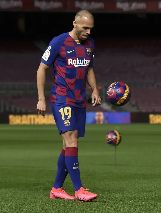 Penyerang baru Barcelona, Martin Braithwaite menjuggling bola selama presentasi dirinya di Barcelona, Spanyol (20/2/2020). Barcelona mengonfirmasi bahwa transfer ini memakan dana yang cukup kecil. Mereka hanya membayar sebesar 18 juta Euro ke Leganes untuk transfer Braithwaite. (AFP/Josep Lago)